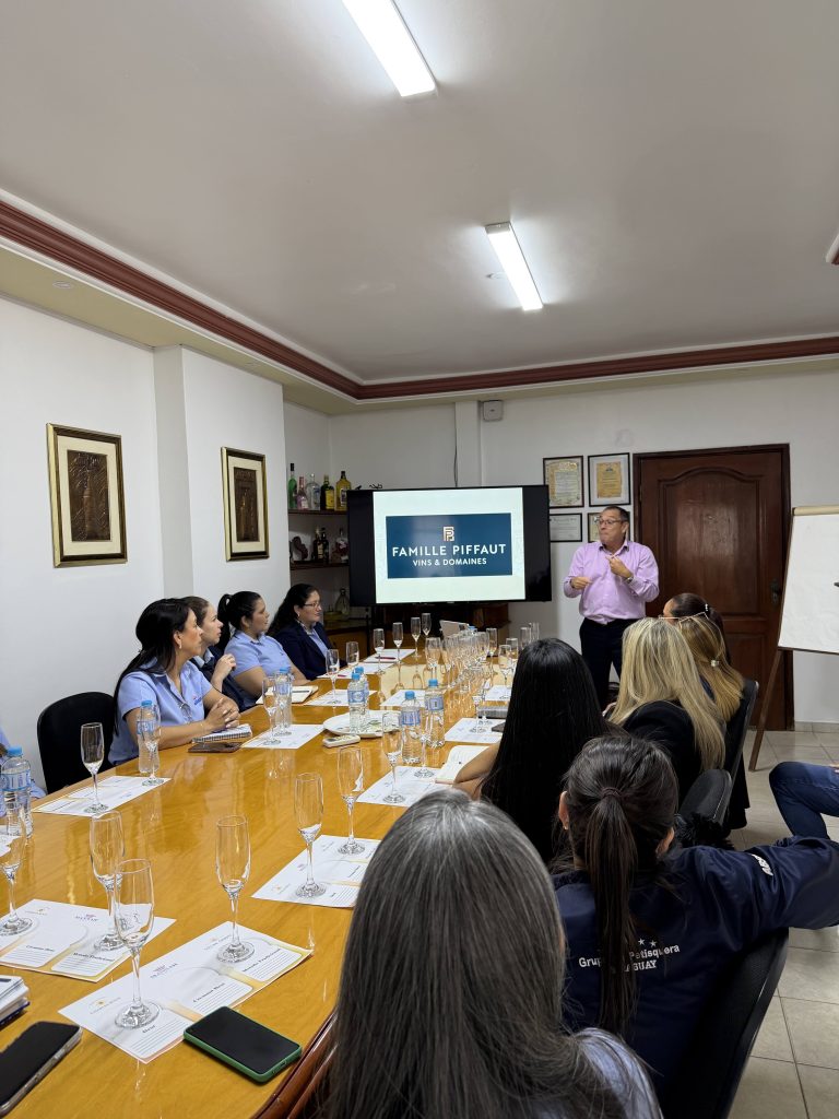 🍾📚 Aprendiendo de los Expertos: Capacitación sobre Charles Roux y Veuve Ambal 3 IMG 2927