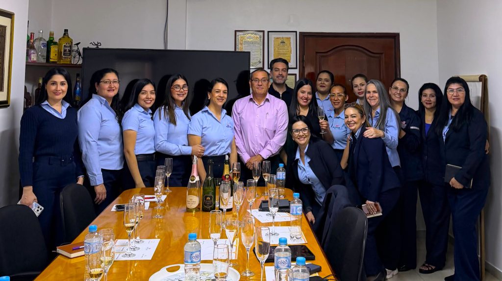 🍾📚 Aprendiendo de los Expertos: Capacitación sobre Charles Roux y Veuve Ambal 1 IMG 2968 1